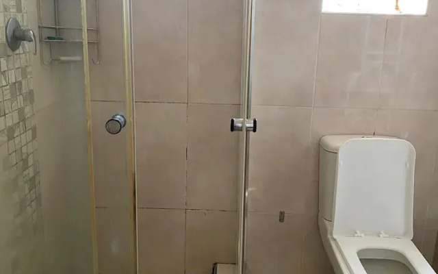 Luxurious 4 bed With Pool in Helensvale - 2255
