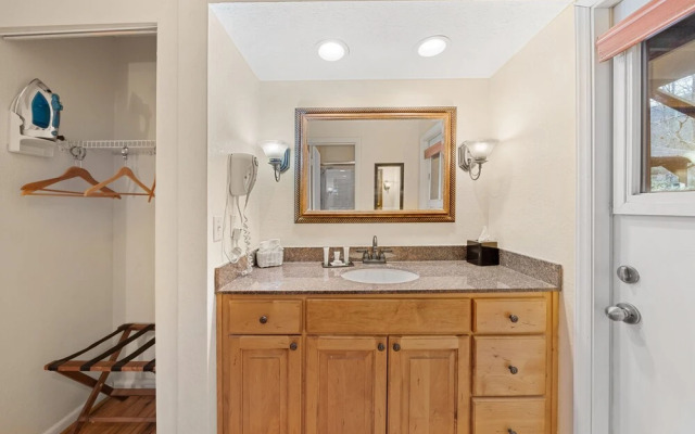 Jonathan Creek Inn and Villas