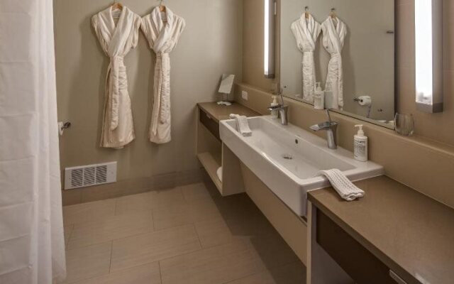 Island Inn at 123 West