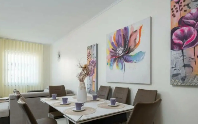 Donatella -apt 1- 10m van het Strand