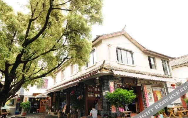 大理古城寸四精品客栈
