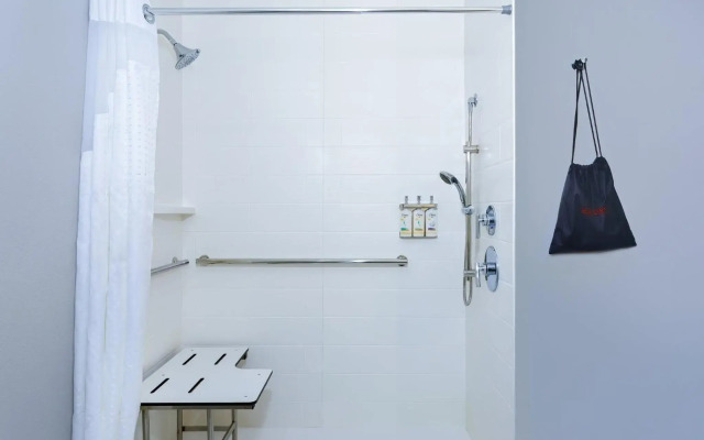 Holiday Inn Express & Suites Tampa Stadium – Airport Area by IHG