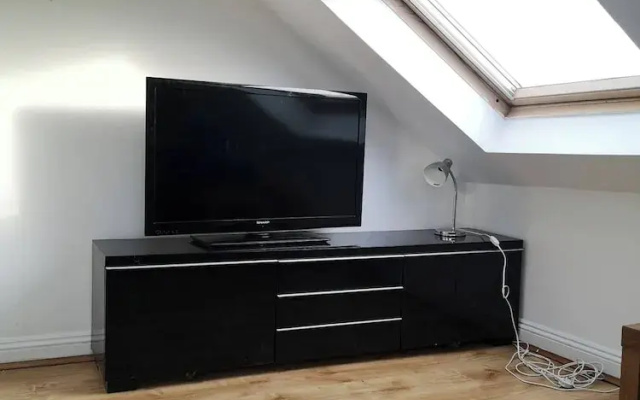 Cute 'bijous' Attic Roof DBL Bedroom Apartment