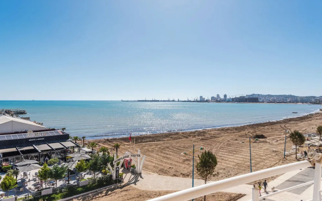 Joe's Seafront Apartment