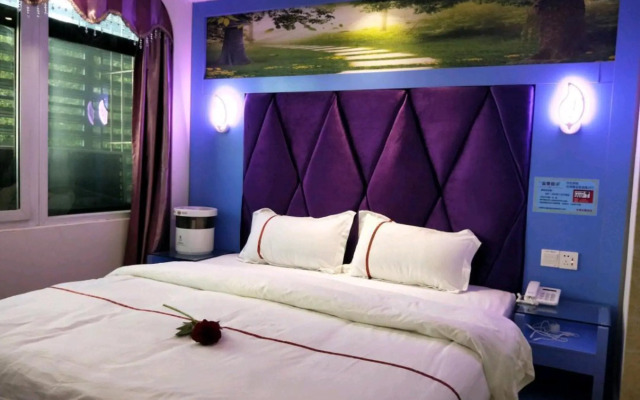 Zhongchao Theme Hotel (Shenzhen Luohu Wenjin Subway Station)