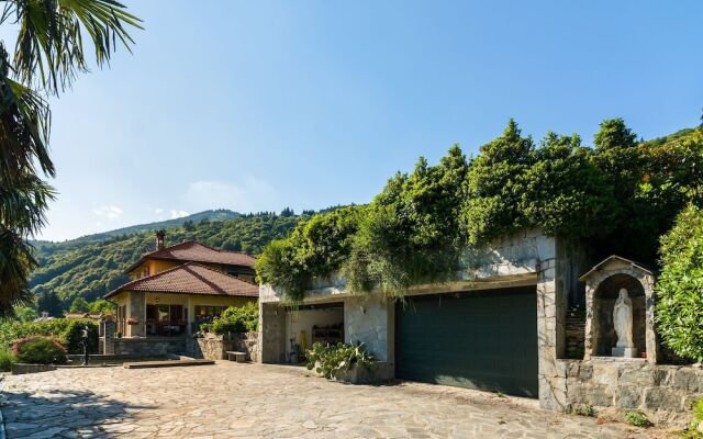 Villa With Private Pool and View of the Lake