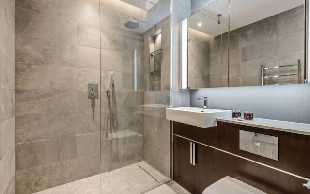 Luxury High Rise two Bedroom Flat Battersea