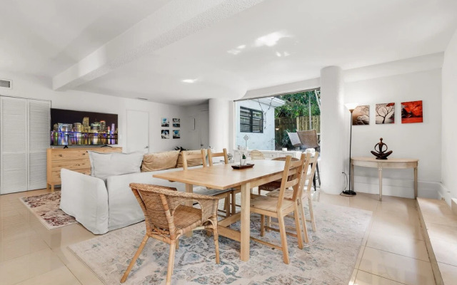 Modern & Fashionable Apartment w/Pool and Garden