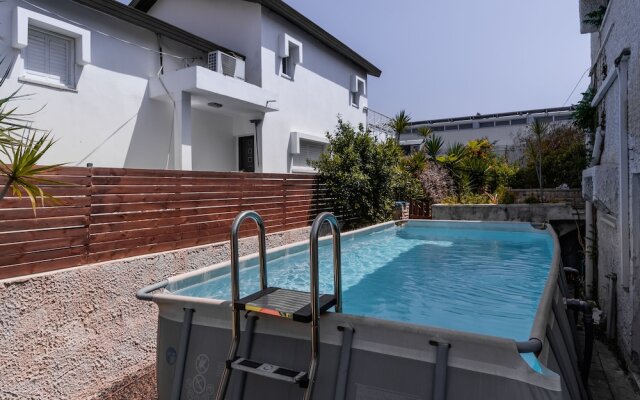 Spacious 4BD House w Pool in Hezliya