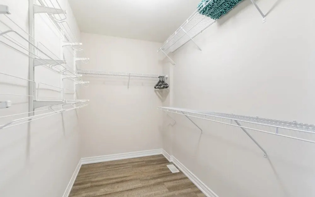 GLOBALSTAY. Modern Lake Ontario Townhomes
