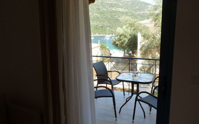 Ilianthos Apartments & Studios