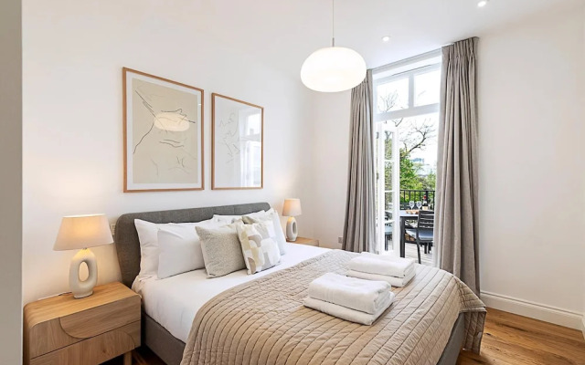 Stylish Chelsea Escape With Private Outdoor Oasis!