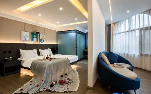 Haiyue Movie Hotel (Mengzi Wencui Road)