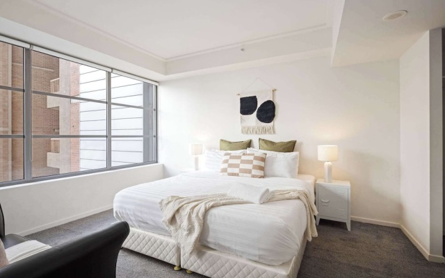 Cozy 2BR Apartment Steps From Darling Harbour – Guest Rooms – Sydney