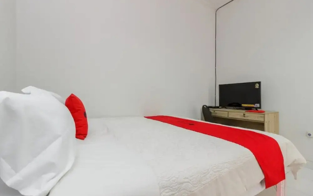 RedDoorz Syariah near Pondok Indah Mall 3