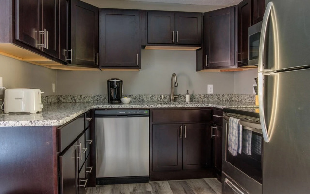 Large 2BR Apt Near Perk Plaza