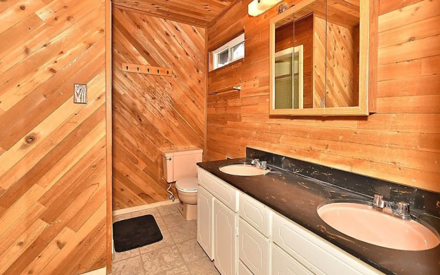 3BR 2BA Heavenly Chalet by RedAwning