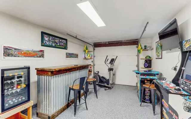 1 Mi to Campus! Family Home w/ Game Room in Eugene
