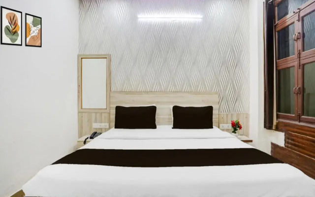 OYO 16721 Divine Hotel