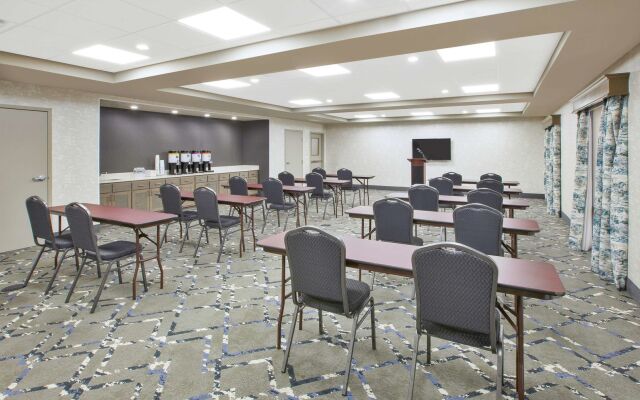 Hampton Inn & Suites Oakwood Village-Cleveland