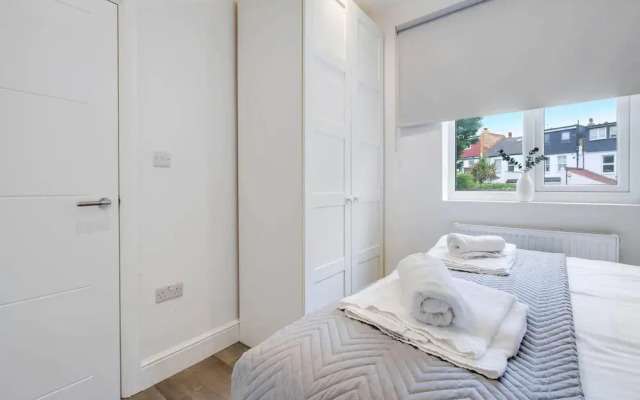 West Hendon Apt with Parking 03