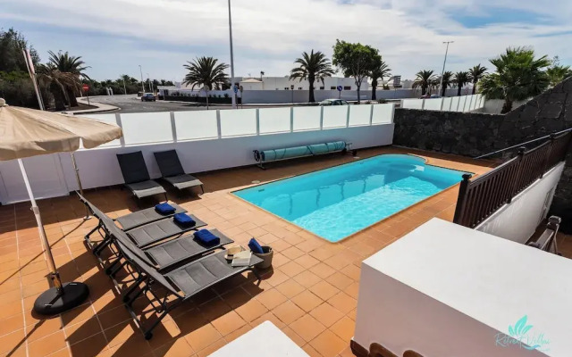 Inviting 4-bed Villa in Playa Blanca