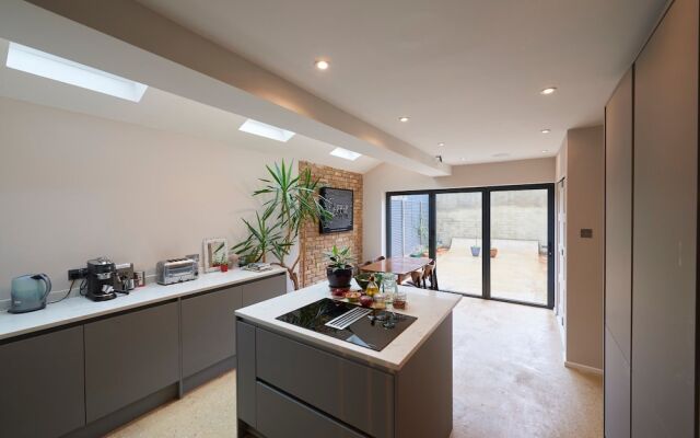 Modern 3 Bedroom House With Garden in Peckham