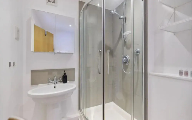 The Gwendolen Retreat - Inviting 2BDR Apartment with Balcony