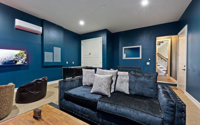 Panoramic Golf Course Views 5 Br home by RedAwning