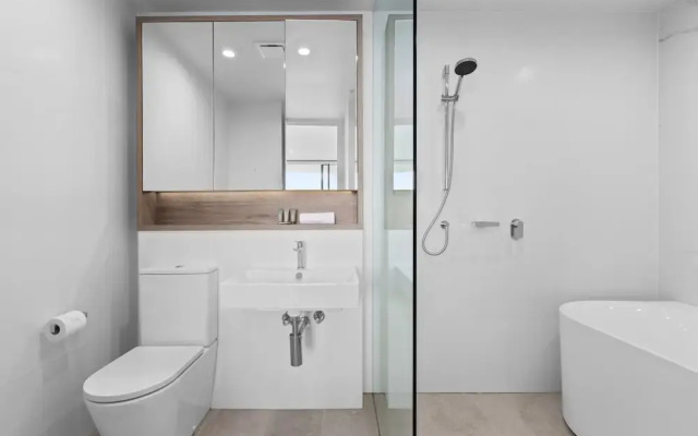 Luxe 2-bed: Modern Interiors, Balcony & BBQ Area