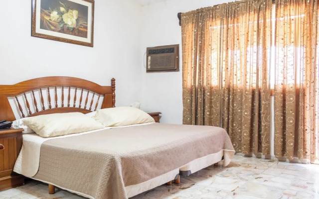 Spacious Cuernavaca House Pool Grill