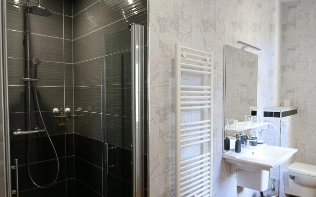 Le Petit Chateau Des Cedres