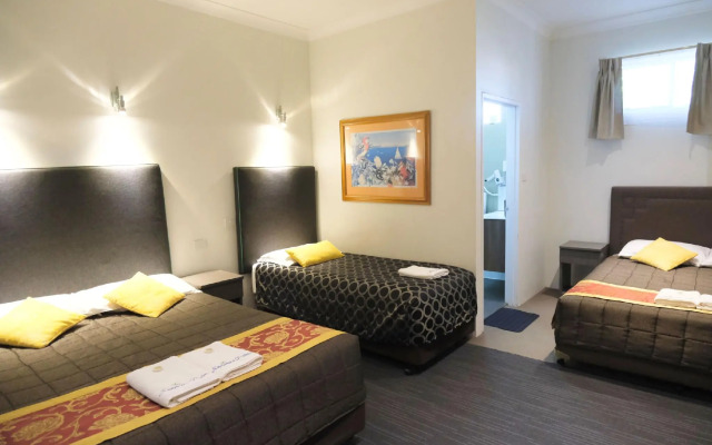 Sapphire Palms Motel