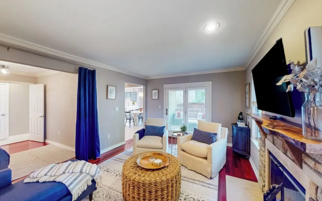 3BR Dog-friendly Retreat w/ Fireplace & Patio