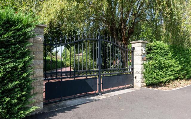 Beautiful Villa with Private Garden in Pineuilh Aquitaine