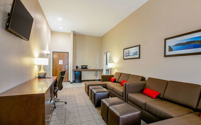 Comfort Suites Fishkill near Interstate 84