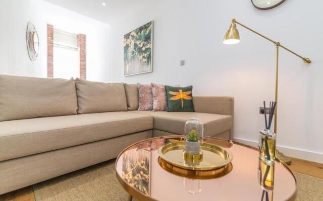 Houndsgate Court ♥ Very Central & Quiet Apartment ♥