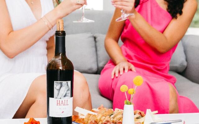 HALL Arts Hotel Dallas, Curio Collection by Hilton