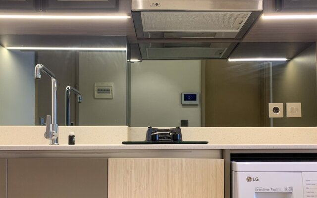 Warm And Modern Look Studio Room At Gold Coast Apartment