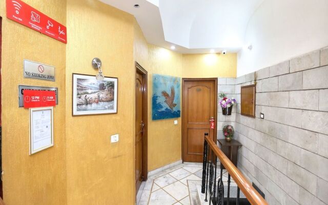 OYO 16376 Hotel Paras