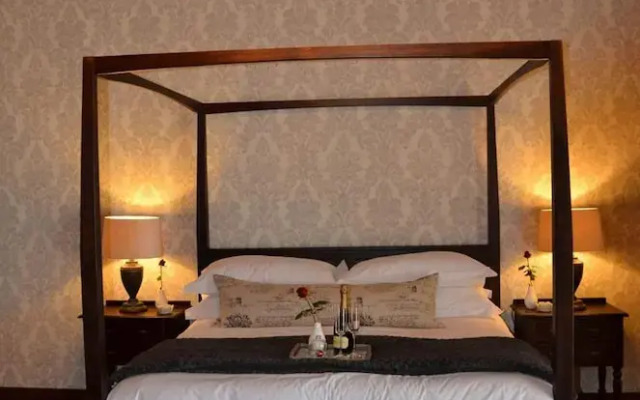 Under Oaks Guest House