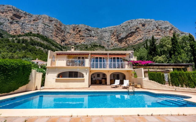 Stylish 5-bed Villa Almarina in Javea