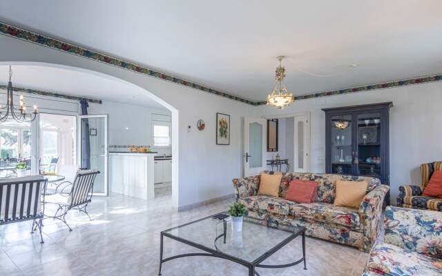 Luxurious Holiday Home in Empuriabrava With Private Pool