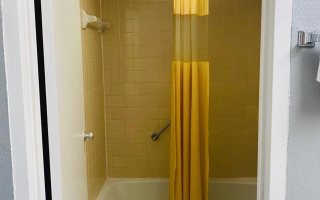 Travelers Place Inn & Suites