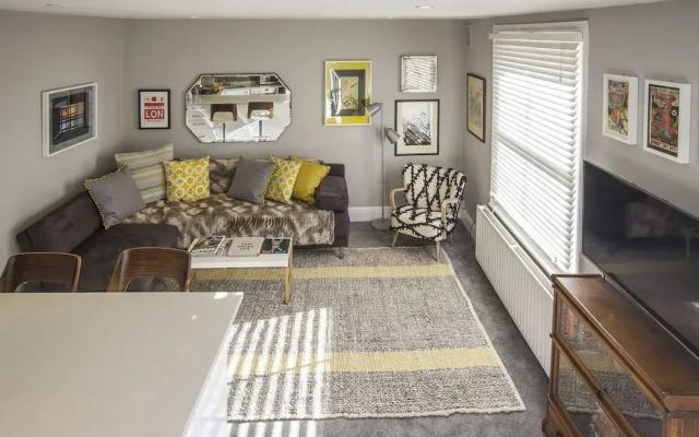 Stylish and Chic Regents Park Two bed