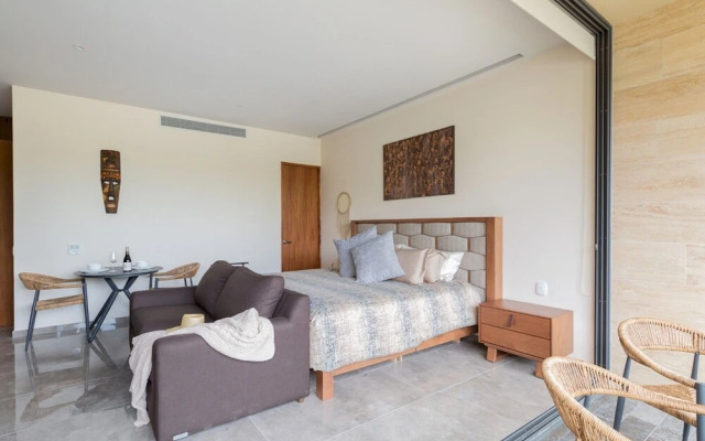 Luxurious Studio Best Ameneties GYM Stunning Pools Shuttle Service Wifi