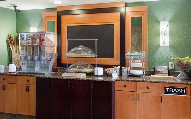 Econo Lodge Topeka at Wanamaker