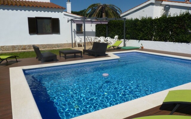 Holiday House With Private Pool for 4 People in Sant Pere Pescador