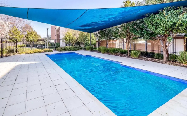 Exquisite Apartment With BBQ and Pool, Near Shops