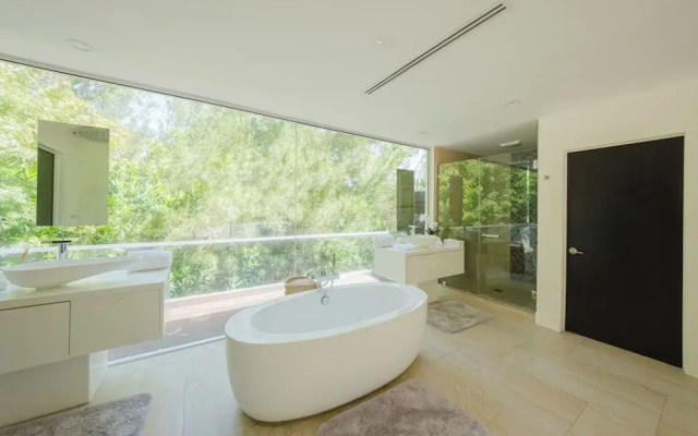 Zen Estate - Luxurious 5BR Beverly Hills Sanctuary With Pool & Canyon Views